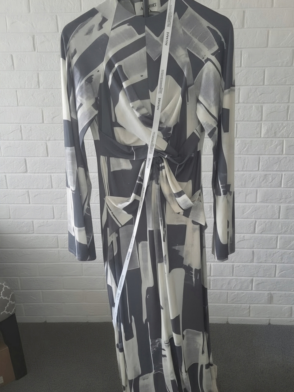 NWT ARRANGE Abstract Geo Print Twist Front Maxi Dress Long Sleeve (8)